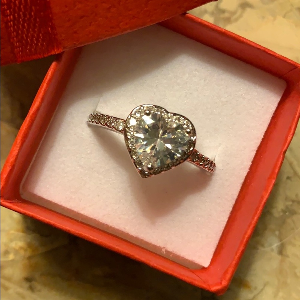 Absolutely gorgeous Sterling Stamped CZ heart 💜